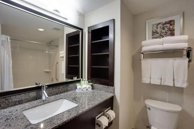 جناح بسريرين كوين بمنطقة جلوس، Holiday Inn Express And Suites Ottawa East Orleans 7/10
