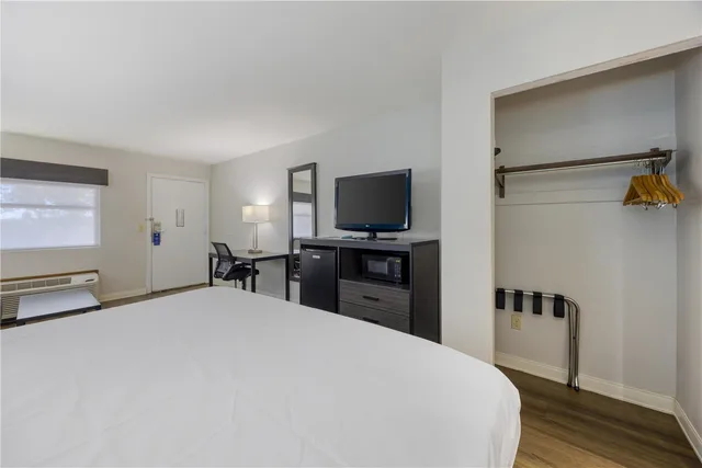 غرفة بسرير كينج مع أريكة، Best Western Fairwinds Inn 1/5