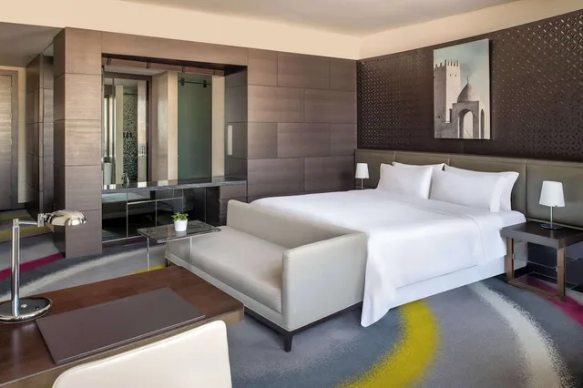 غرفة ديلوكس بسرير كينج بإطلالة على المسبح للمدخنين، The Westin Doha Hotel Spa 5/10