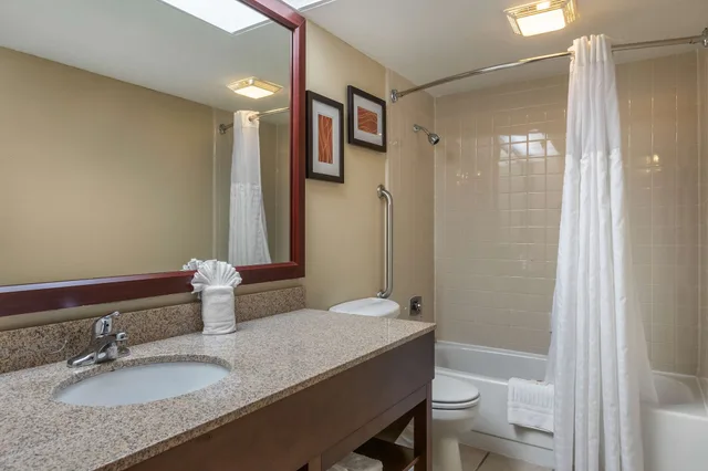 غرفة بسرير كينج مع أريكة، Comfort Inn Grand Rapids Airport 5/5