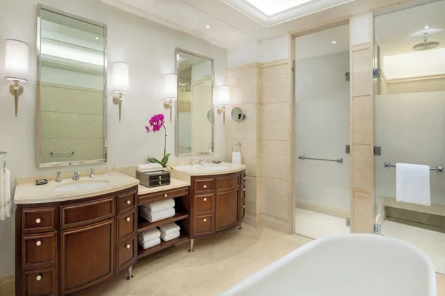 غرفة بسرير كينج بإطلالة على البحر بشرفة، The Royal Begonia A Luxury Collection Resort Sanya 7/9