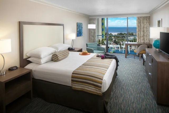 غرفة بسرير كينج بإطلالة على البحر، Coral Beach Resort Hotel Suites 1/2