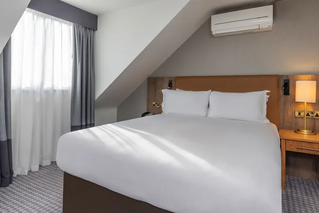 غرفة سوبيريور بسرير كينج، Oxford Belfry Hotel & Spa 1/2