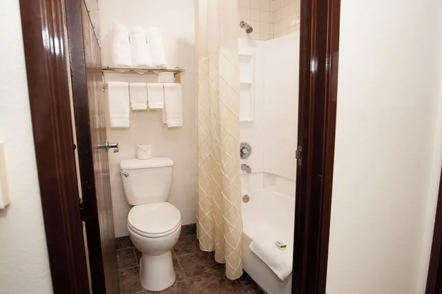 جناح بسرير كينج بحوض جاكوزي، AmericInn by Wyndham Delafield 8/10