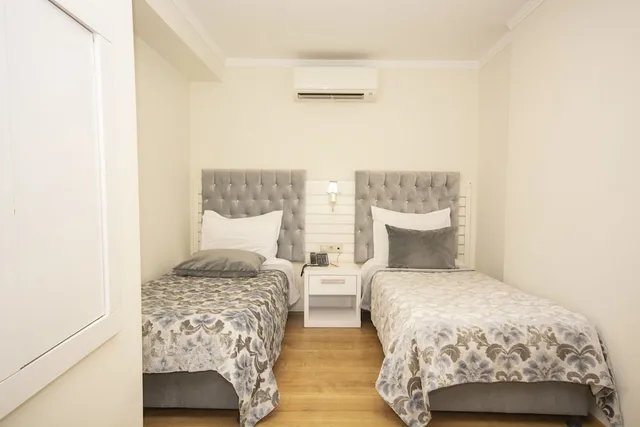غرفة فاخرة بسرير مزدوج وسريرين منفصلين بغرفتي نوم، Orange County Kemer 2/8