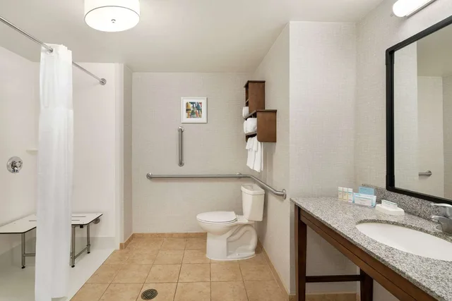 غرفة بسرير كينج لذوي الإعاقة، Hampton Inn Suites Exeter 4/4