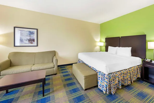 جناح بسرير كينج بحوض استحمام لذوي الإعاقة، Best Western Plus Pratt 1/6