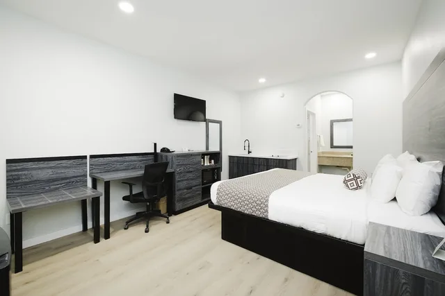 غرفة قياسية بسرير كينج بمطبخ صغير، Sapphire Inn & Suites- Deer Park 6/9