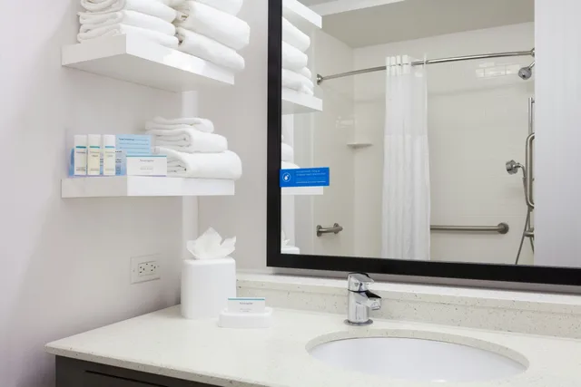 غرفة بسرير كينج مع أريكة لذوي الإعاقة، Hampton Inn Suites Deland 6/8