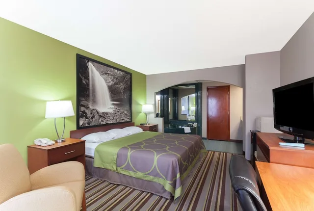 غرفة فاخرة بسرير كينج بحوض جاكوزي، Super 8 By Wyndham Clarksville Northeast 3/5