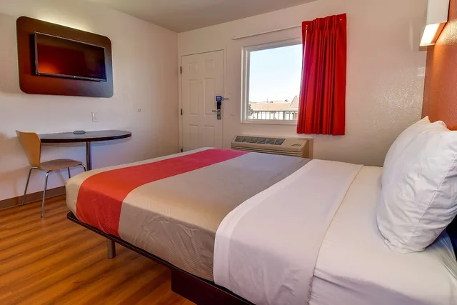 غرفة قياسية بسرير كوين، Motel6 Riverside, CA - South 3/9