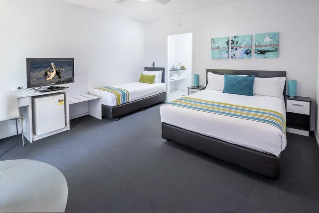 غرفة قياسية بسرير كوين وسرير فردي في الطابق الأرضي، The Beach Motel Hervey Bay 1/4