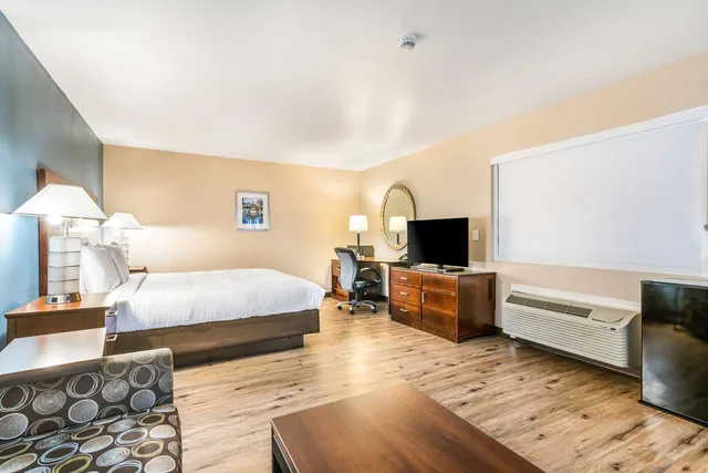 جناح بسرير كينج بحوض جاكوزي، Hotel Hacienda at Ontario Ranch 1/3