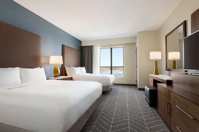 جناح بسريرين كوين بإطلالة على النهر مع أريكة، Embassy Suites by Hilton Wilmington Riverfront 1/6