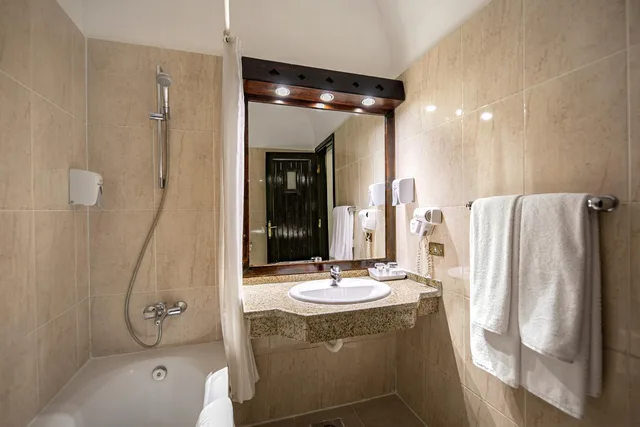 غرفة قياسية بسرير مزدوج بإطلالة على الحديقة، Arabella Azur Resort 6/6