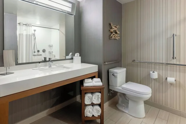 غرفة بسرير كينج بإطلالة على البحر مع أريكة، Courtyard by Marriott Amelia Island 2/5