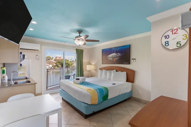 Suite, Queen Bed, Bay Front, Balcony، Bayview Plaza Waterfront Resort 3/4