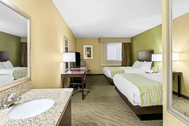 Room, 2 Queen Beds, Best Western Gaylord 4/5