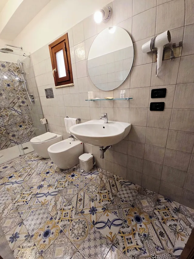 غرفة بسرير كوين بإطلالة على البحر بشرفة، HOTEL CALA MARINA 8/10
