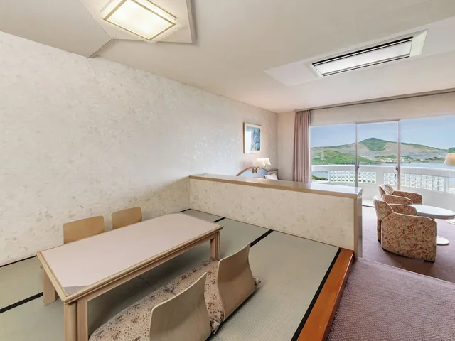 غرفة يابانية غربية قياسية بسريرين منفصلين وفرشتي فوتون بإطلالة على البحر، Hotel Altia Toba 3/3