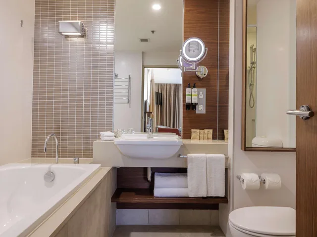Executive, King Bed, Lounge Access, Pullman at Sydney Olympic Park 4/8