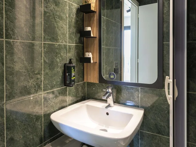 غرفة قياسية بسرير كوين، B&B HOTEL Pomezia Cortese 4/4
