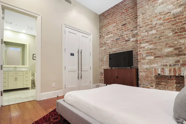 Adjoining, Apartment, 4 Beds, 2 King Beds, 2 Queen Beds, 2 Sofa، Factors Row by Sextant 7/10
