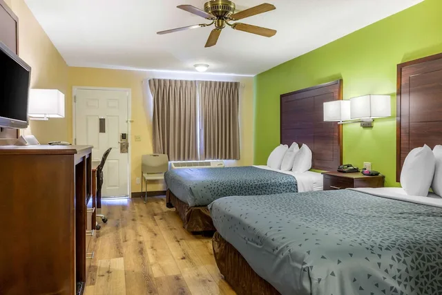 غرفة قياسية بسريرين كوين، Econo Lodge West Coors Blvd 5/10