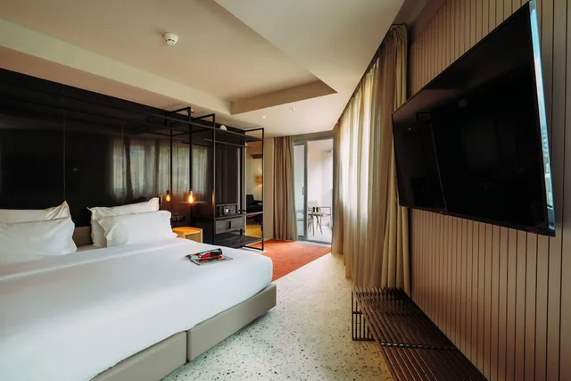 City, Junior Suite, King Bed, Sofa، NEXT by Savoy Signature 2/5