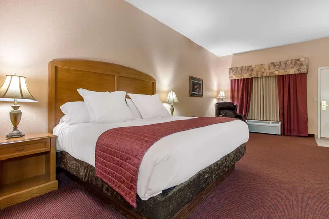 Room, King Bed, Accessible, Norfolk Lodge Suites Ascend Hotel Collection 1/5