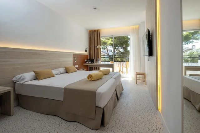غرفة بسريرين منفصلين بإطلالة على البحر بشرفة، Cala Ferrera Hotel 5/10