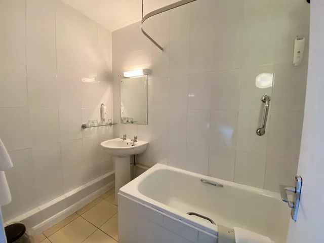غرفة كبيرة بسرير كينج، Normandy Hotel 7/9