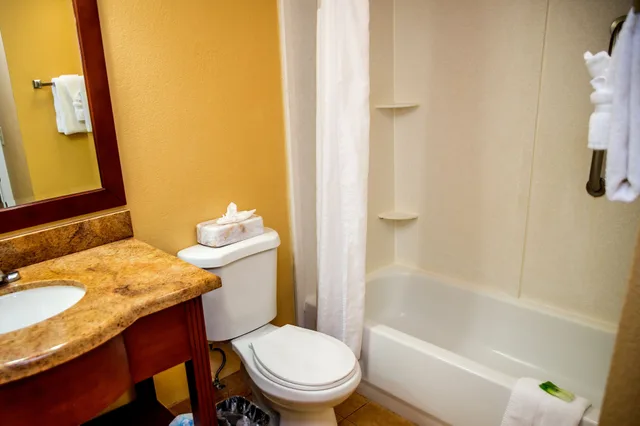جناح بسرير كينج بغرفة نوم واحدة مع أريكة، Holiday Inn Express Hotels Suites Cocoa Beach 5/7