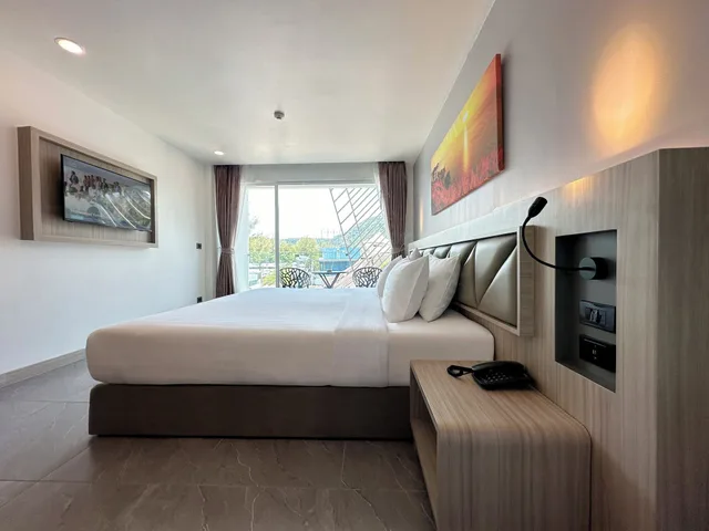 غرفة ديلوكس بسرير كينج بإطلالة على الجبل بشرفة، Clarian Hotel Beach Patong 7/10