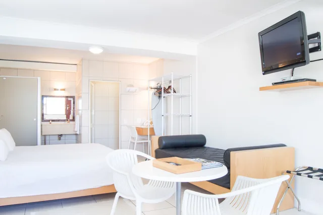 Beach, Club, Studio, King Bed, with Pool، Camps Bay Village 8/10