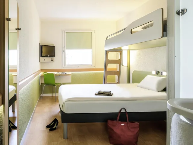 غرفة ثلاثية بسرير مزدوج وسرير بطابقين، Ibis Budget Hyeres Centre Ville 3/7