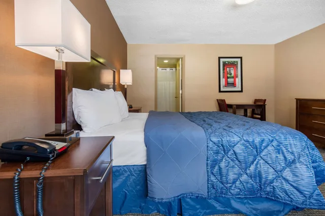 Standard, Queen Bed, Rodeway Inn Chicago North Shore - Lincolnwood 2/3