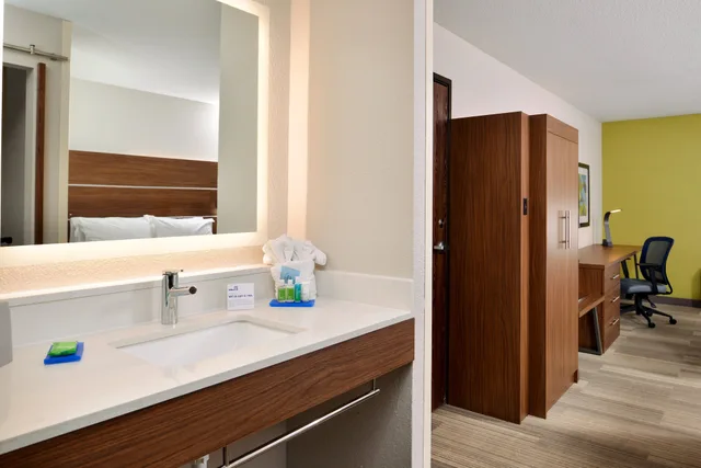غرفة قياسية بسرير كينج، Holiday Inn Express Suites North Kansas City Ex Quality Inn Suites 3/3