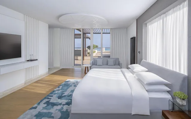 جناح بسرير كينج بإطلالة على البحر بشرفة، Park Hyatt Abu Dhabi Hotel & Villa - Saadiyat island 4/8