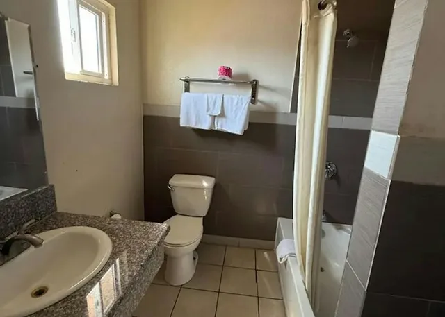 غرفة بسرير كوين للمدخنين، Robinhood Motel Anaheim West 3/4
