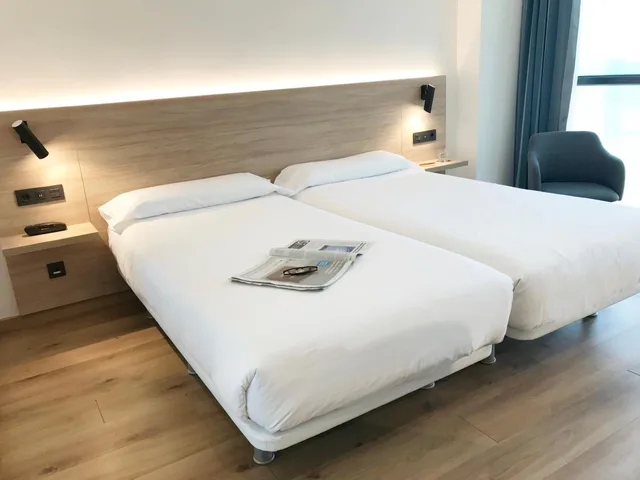 غرفة قياسية بسريرين منفصلين بإطلالة على البحر، Principe de Asturias Hotel 4/9