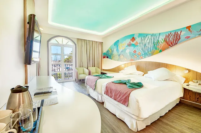 غرفة بسرير مزدوج وسرير فردي بإطلالة على المرسى بشرفة، Hotel LIVVO Puerto de Mogan 3/10