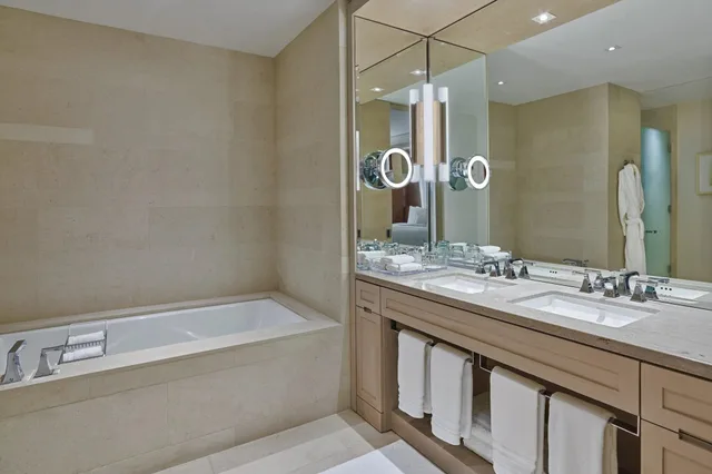 جناح بسرير كينج، The St Regis San Francisco 5/6