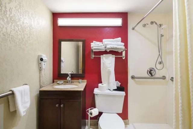 غرفة بسرير كوين بحوض استحمام لذوي الإعاقة، Best Western Braddock Inn 5/6