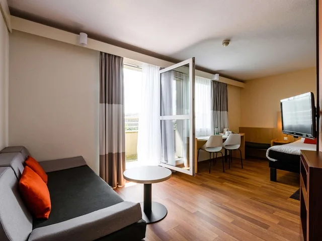 جناح جونيور بسرير مزدوج بشرفة مع أريكة، Ibis Warszawa Stare Miasto (Old Town) 6/7