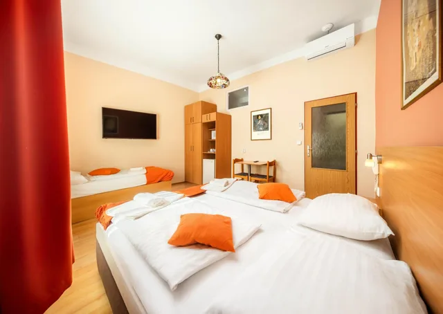 غرفة ثلاثية بسرير فردي، Hotel Golden City Garni 6/8