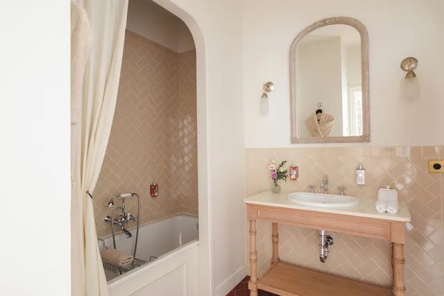 جناح جونيور بسرير كوين، Chateau de Fonscolombe 6/8