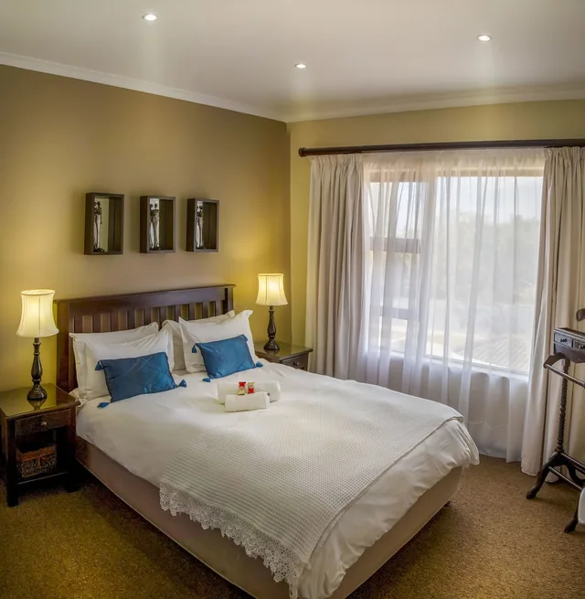 Luxury, Double Bed, Sofa, Lalapanzi Guest Lodge 2/3