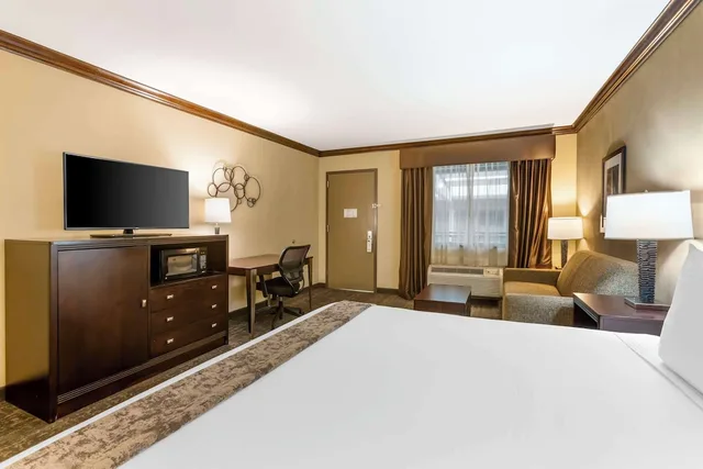 غرفة قياسية بسرير كينج يُسمح فيها بالحيوانات الأليفة، Best Western Plus Raton Hotel 1/4
