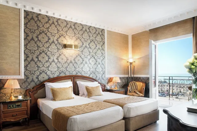 جناح رئاسي بسرير كوين بإطلالة على البحر مع أريكة، Mediterranean Palace Hotel 1/3